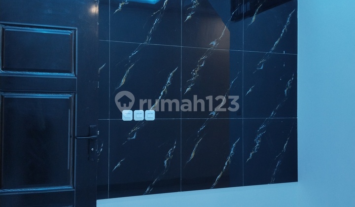 Rumah Dijual Tanjung Duren Ada 3 Lantai. Row Jalan 2 Mobil.lokasi Strategis. Rumah Baru