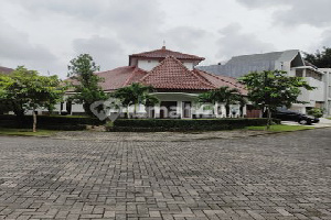 Strategic House, Flood-Free, Spacious Garage. Strategic House, Flood-Free, Spacious Garage.