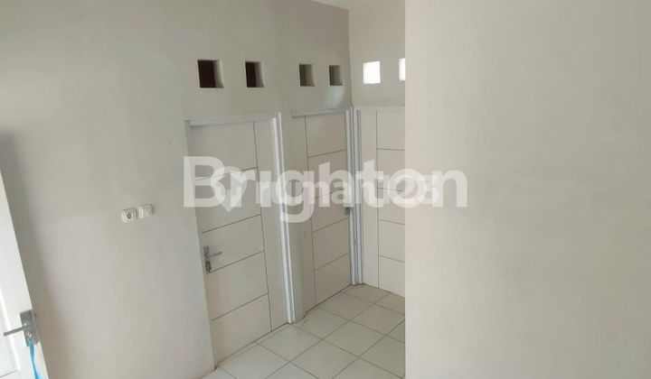 RUMAH HOEK SIAP HUNI DENGAN CARPORT LUAS 2