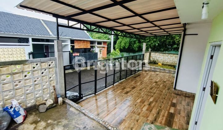 RUMAH HOEK SIAP HUNI DENGAN CARPORT LUAS 1