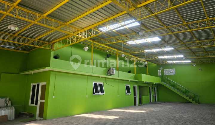 Neat Warehouse in the Inner-City Settlement of Semarang 2