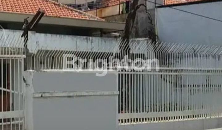 House in the city center for sale. 2