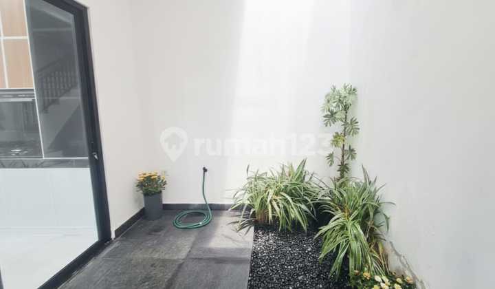 Rumah Baru Furnished Style Modern Tropis di Graha Raya Bintaro 2
