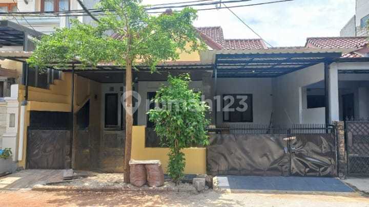 Tidy, Ready-to-Live-In, Renovated House in Graha Raya Bintaro Cluster Tidy, Ready-to-Live-In, Renovated House in Graha Raya Bintaro Cluster