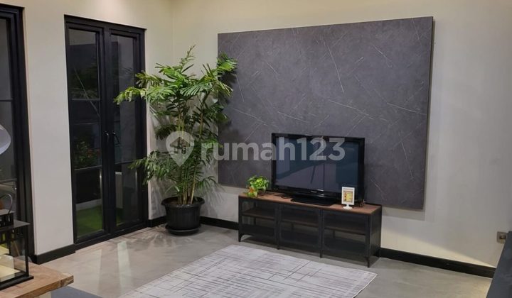 Rumah Dengan Kolam Renang Di Pondok Indah Jakarta Selatan