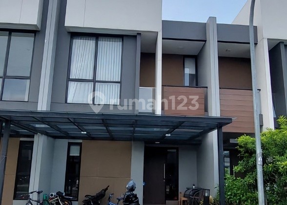 Two-Story House in Front of Magenta Cluster Park, Summarecon Bekasi