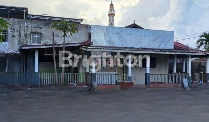 Wide Yard House On Hook For Public Kitchen