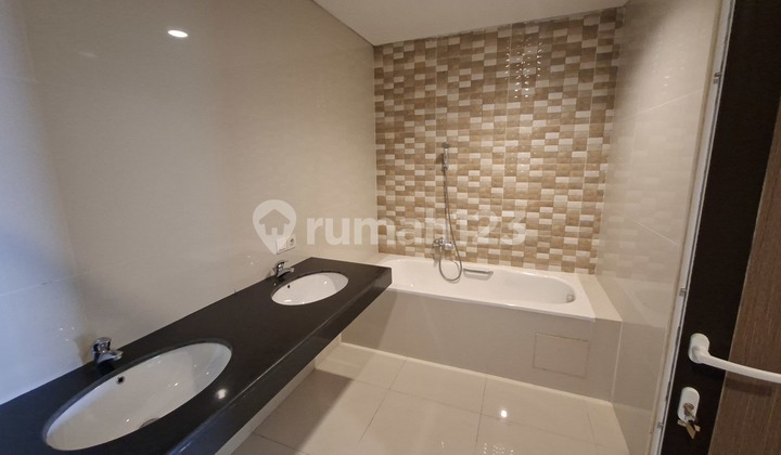 Apartemen Penthouse Tengah Kota. Hadap Timur 2