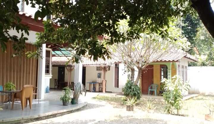 Rumah Asri dengan Halaman Luas Penuh Pohon Buah di Jatibening Bekasi