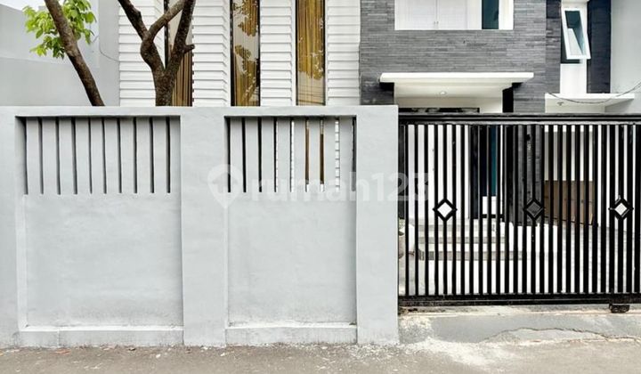 Rumah Mewah 3 Lantai di Margonda