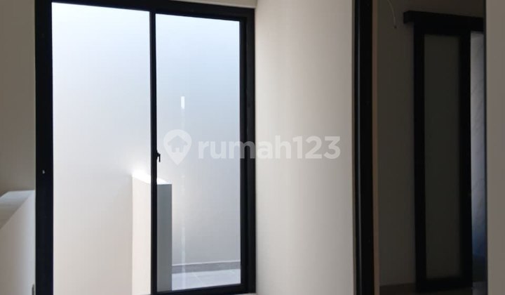 S837. Rumah 2 lantai Modern Strategis Anti Masuk Gang di Bintaro
