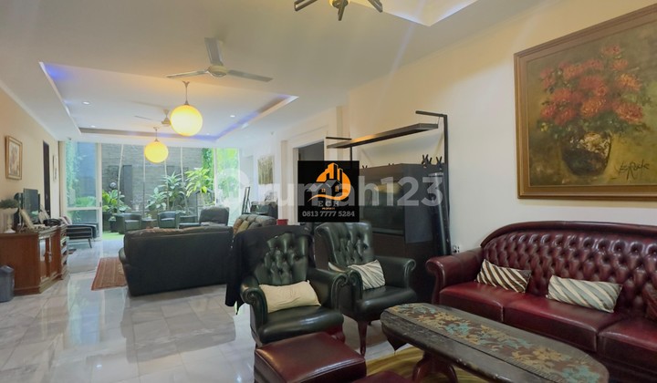 T70. A second-hand house in Senopati, South Jakarta, surrounded by lush trees. 2