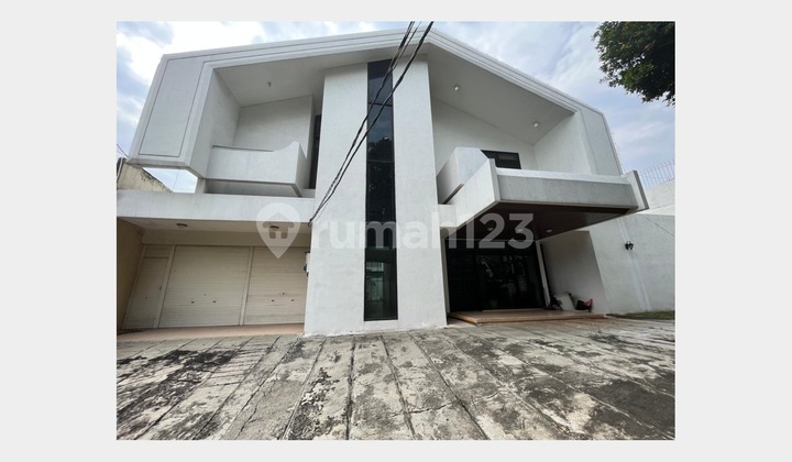 Rumah Modern Besar dengan Private Pool di Mampang Prapatan