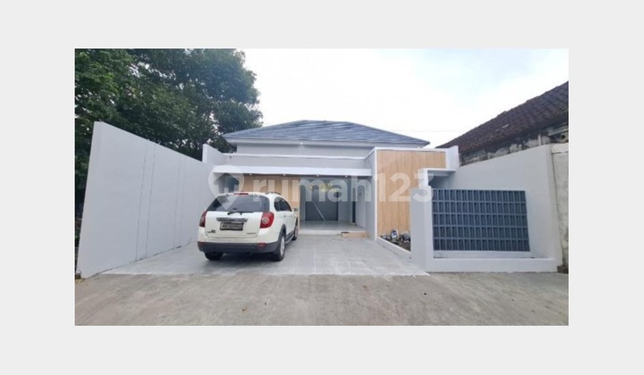 Ready-to-Live-in Large Modern House in Ngemplak Sleman Ready-to-Live-in Large Modern House in Ngemplak Sleman