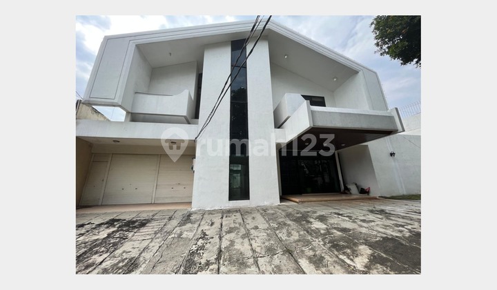 Tinggal di Pusat Jaksel! Rumah 2 Lantai dengan Kolam Renang