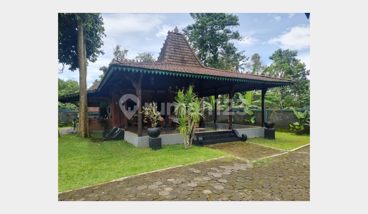 Villa with Spacious Land Near Turi Natural Tourism in Sleman