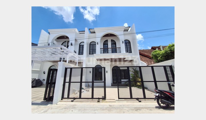 Rumah Modern Klasik 2 Lantai Dekat Budi Mulia Sleman