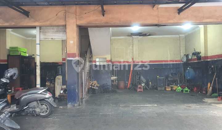Ready-to-Use Shop House in North Gandaria, 2 Floors in Good Condition 2