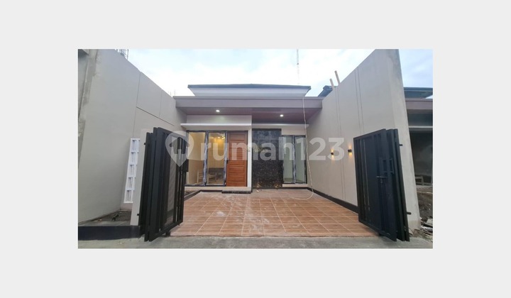 Rumah SHM 400 Jutaan Dekat Kampus Ukrim Kalasan