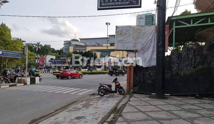 RUMAH TENGAH KOTA SAMARINDA PINGGIR JALAN RAYA DI JALAN PAHLAWAN 1