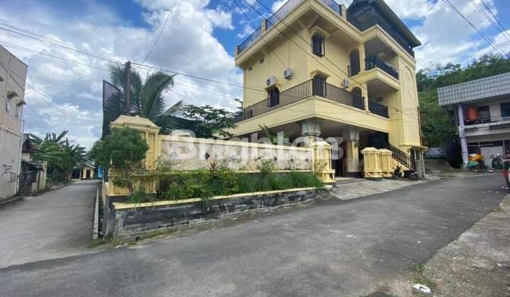 Jual rumah mewah 3 lantai tengah kota samarinda ada kolam renangnya