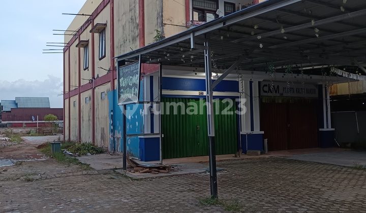 Disewakan Ruko Strategis 2 Lantai di Pinggir Jalan Raya Bung Tomo Samarinda Seberang