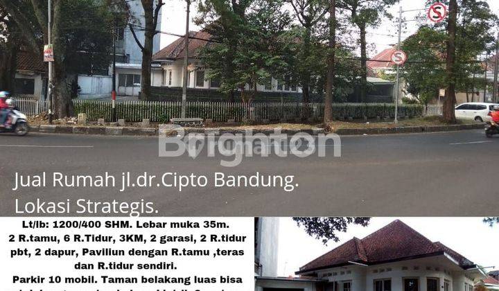 rumah arsitektur belanda parkir dan taman yang luas dan strategis  lokasi Dr Cipto Bandung 2