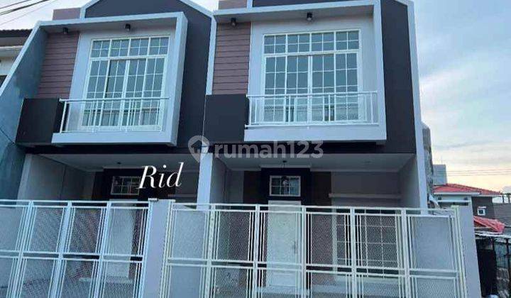 Rumah Scandinavian Lebak, Ploso, Kenjeran, Row 3 Mobil