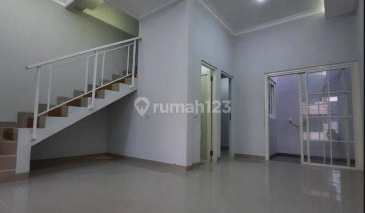 Rumah Scandinavian Lebak, Ploso, Kenjeran, Row 3 Mobil