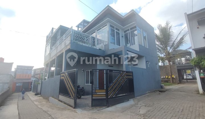 Dijual Rumah Bagus Siap Huni 3 Lantai Daerah Cihanjuang  1