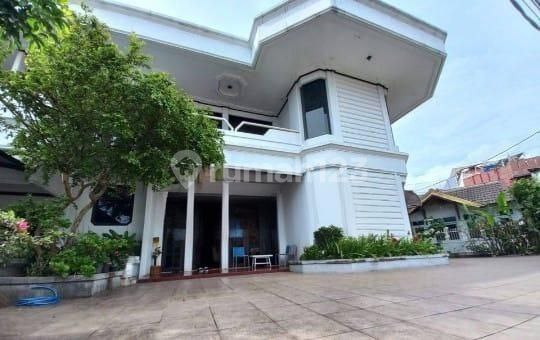Rumah Mewah Cantik Strategis di Main Road Sersan Bajuri Bandung