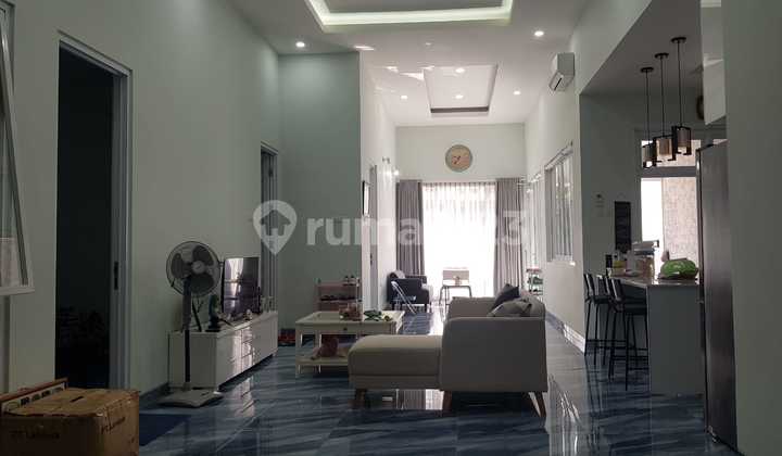 Semi-Furnished Ready-to-Occupy House in Tengger Gajahmungkur, South Semarang. Strategic Location, Flood-Free, Green and Comfortable, Easy Access, Ideal for Investment. Near Akpol (Police Academy), Close to International School. 2