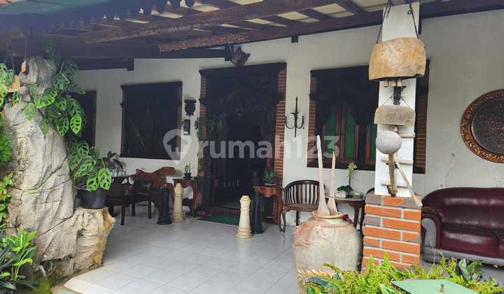 For Sale Classic Model House in West Ungaran 2