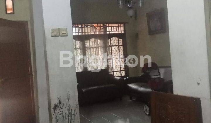 ruang tamu rumah sederhana dan luas di