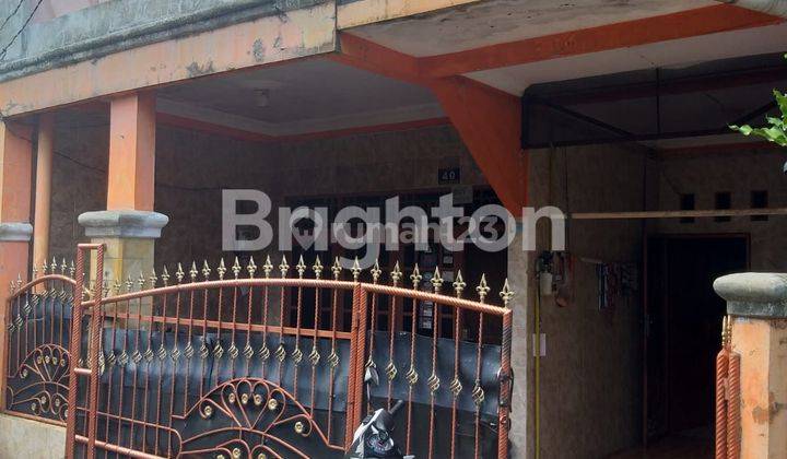 tampak depan rumah sederhana dan luas di