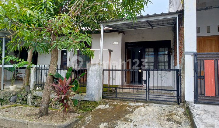 Simple House in a Beautiful Location, Populated Neighborhood 1