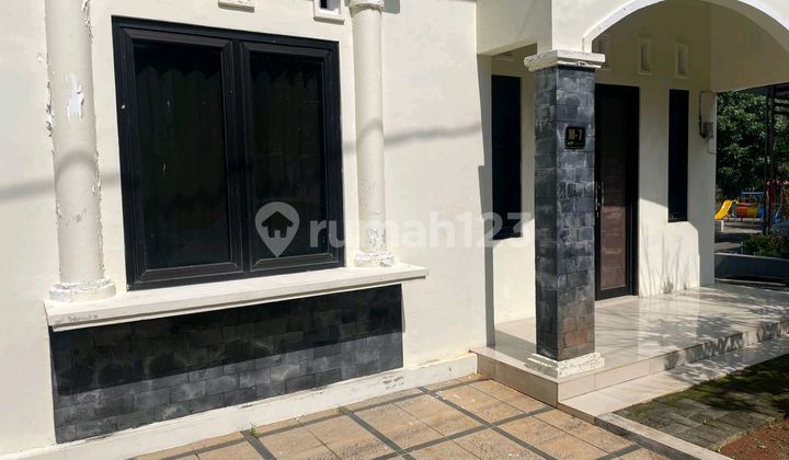 The house is located in a hook position in Gunungpati with a slow living concept. 2