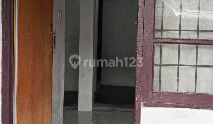 Simple House in a Beautiful Location, Populated Neighborhood 2