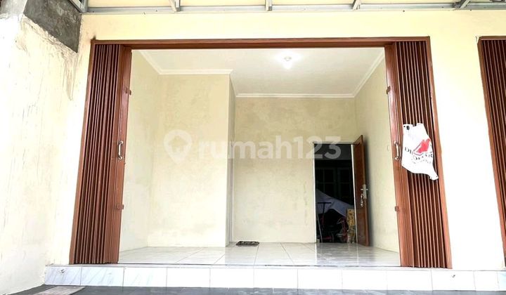 Shop House Located on a Busy Street in Tembalang, Semarang 2
