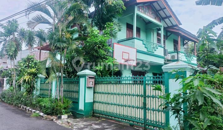 House in West Jakarta in an Elite, Scenic Area, Flood-Free, Ready to Occupy for a Large Family. 1