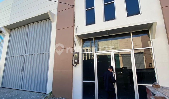 Gudang 2 M An di Kompleks Pergudangan Krian, Lokasi Ramai