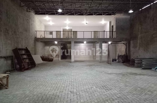 Commercial Building for Sale on Jambangan Street, Suitable for All Types of Businesses 2