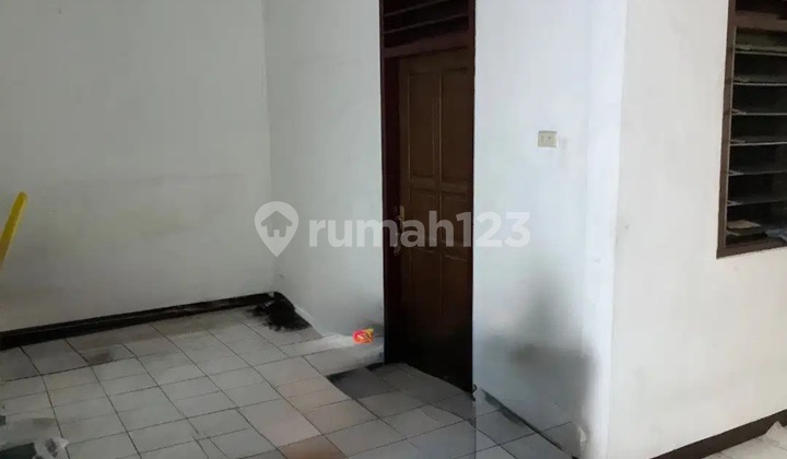 For Rent 3-Story Shop House in City Center on Kedungsari Street, Suitable for Bank, Office 2