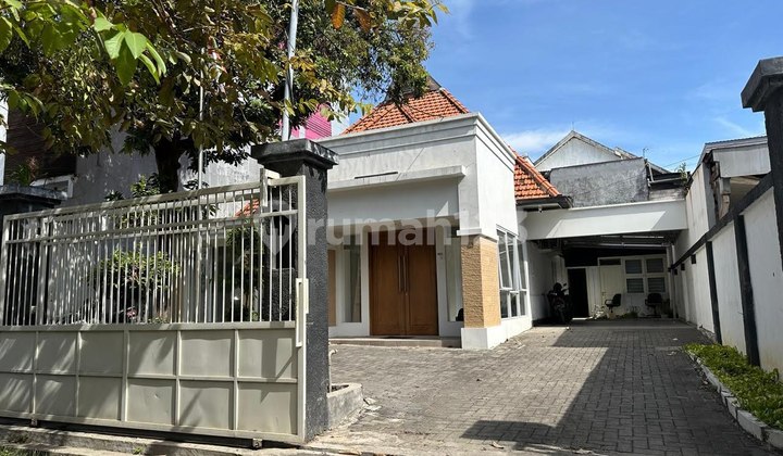 Rumah Klasik Jalan Bawean Tengah Kota Surabaya Cocok Untuk Klinik