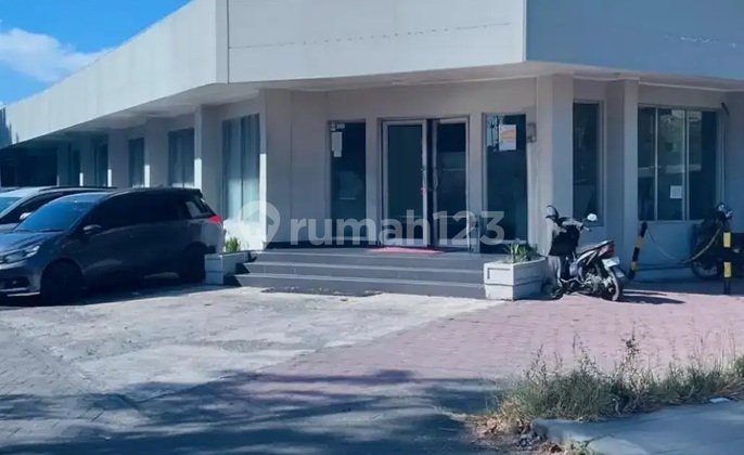 Commercial Building for Rent in Jemursari Area, Suitable for Banks or Offices, Surrounded by Business and Office Spaces.