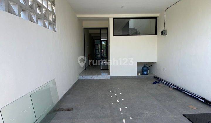 Rumah Rungkut Asri Baru Gress Minimalis, Split Level 3 Lantai 2