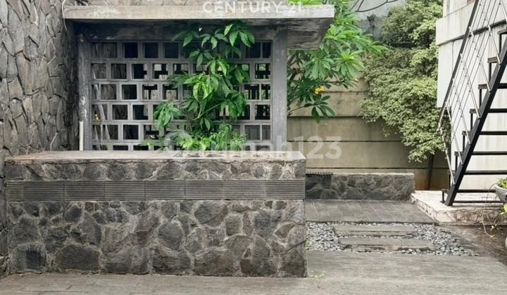For Sale House Suitable for Exclusive Boarding Office in Bendungan Hilir For Sale House Suitable for Exclusive Boarding Office in Bendungan Hilir