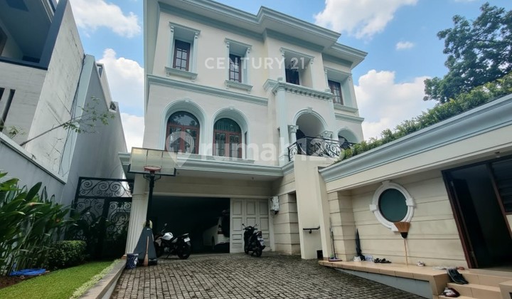 Rumah Mewah Lokasi Premium dengan Pool di Pondok Indah