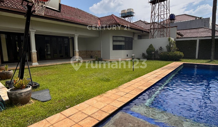 Luxury House with Swimming Pool Near MRT Gandaria Selatan
