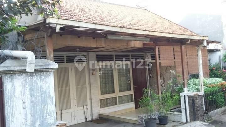 Old House for Sale in a Strategic Location in Kebayoran Baru